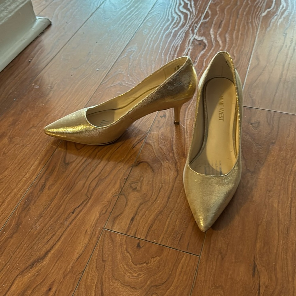 Metallic gold pumps